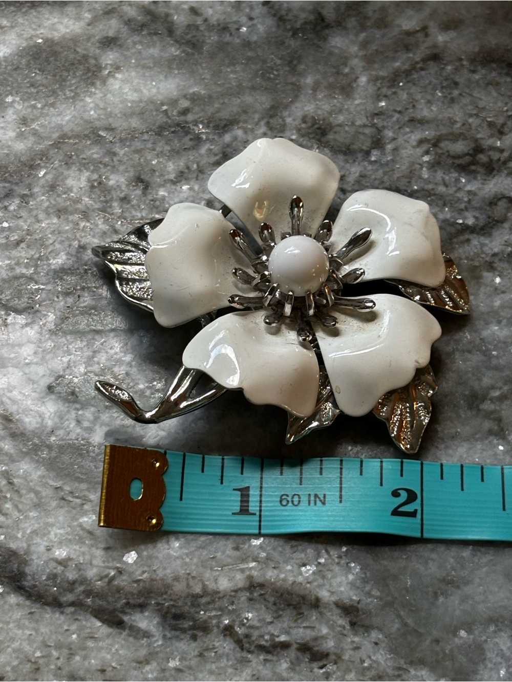 Sarah Coventry White Flower Brooch and clip earrings set with Silver-Tone Accent - Picture 5 of 5